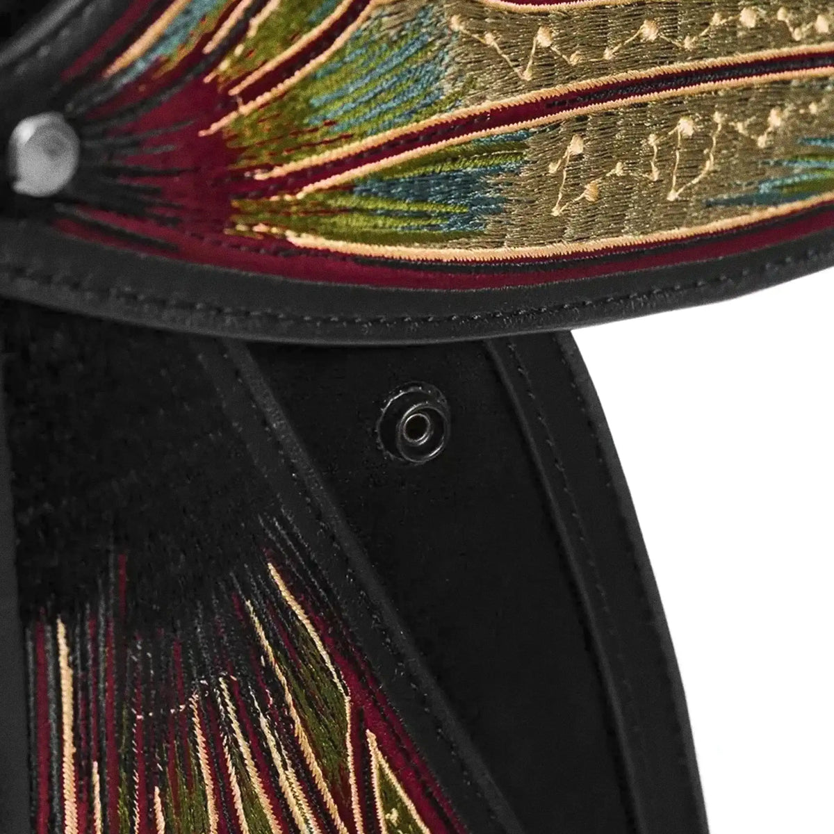 Mochila con alas móviles en forma de polilla con bordado de alta densidad en colores otoñales modelo Metamorphosis de Restyle vista detalle corchete