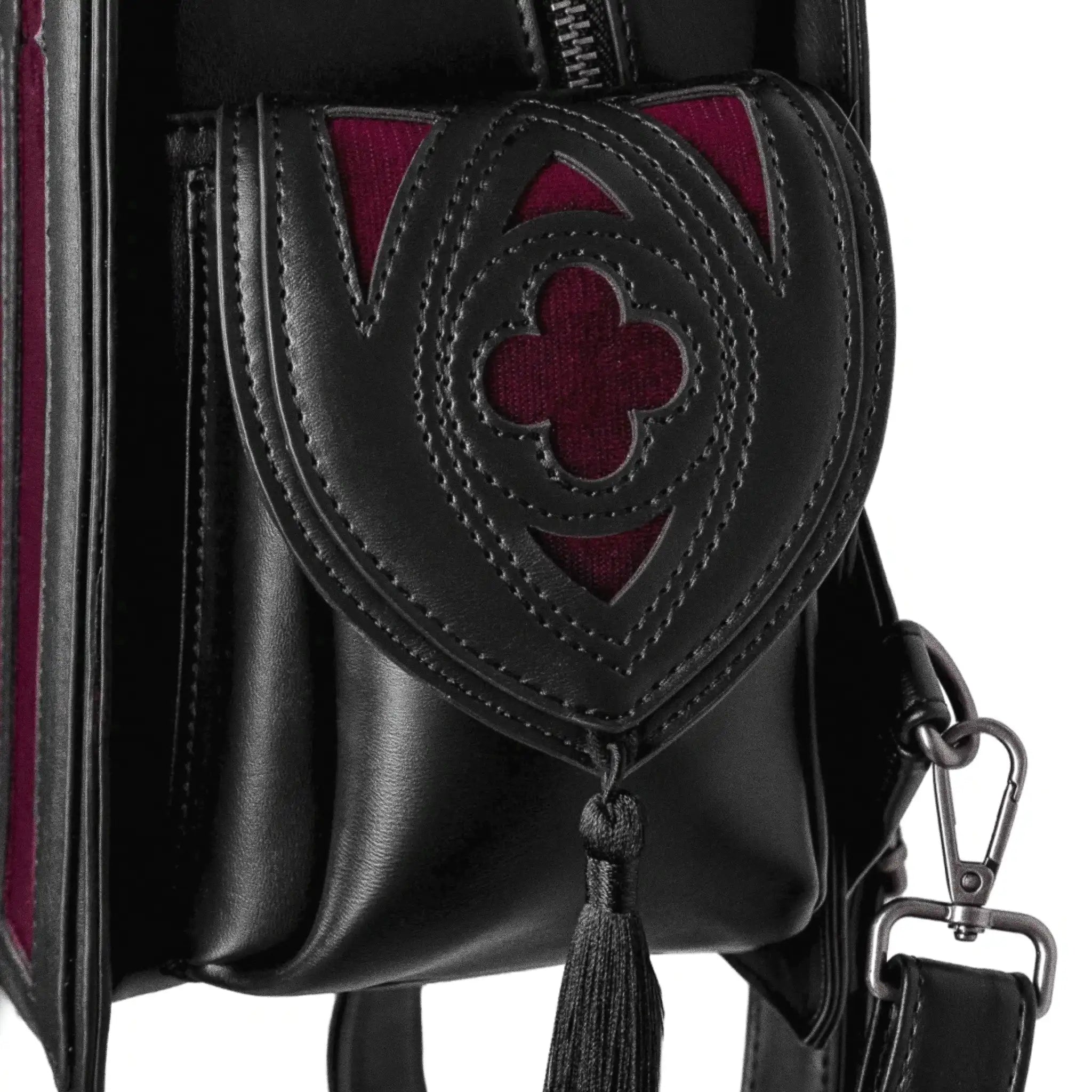 Mochila gótica rígida en forma de ventana ojival inspirado en las catedrales góticas con detalles en terciopelo burdeos y borlas decorativas modelo Rubrum Lux de Restyle vista detalle bolsillo lateral