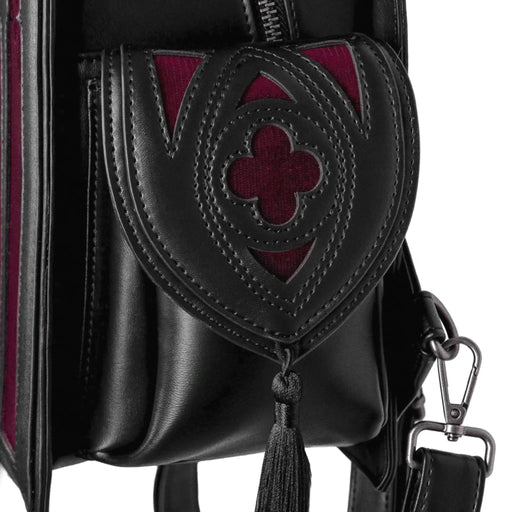 Mochila gótica rígida en forma de ventana ojival inspirado en las catedrales góticas con detalles en terciopelo burdeos y borlas decorativas modelo Rubrum Lux de Restyle vista detalle bolsillo lateral