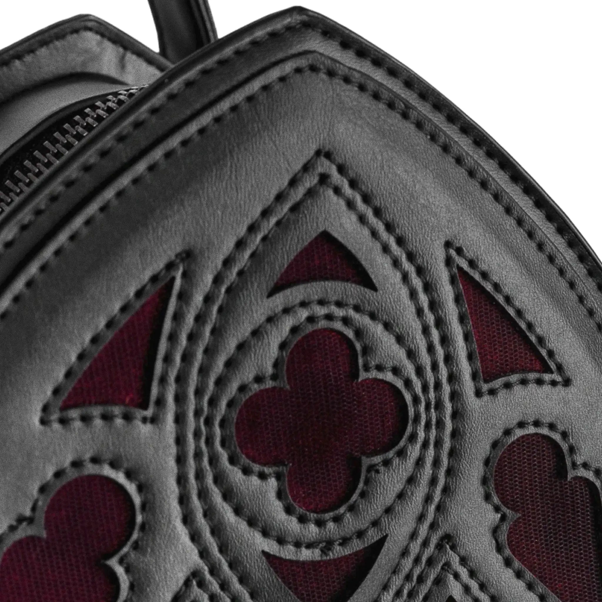 Mochila gótica rígida en forma de ventana ojival inspirado en las catedrales góticas con detalles en terciopelo burdeos y borlas decorativas modelo Rubrum Lux de Restyle vista detalle frontal