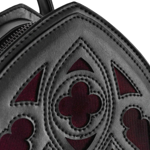 Mochila gótica rígida en forma de ventana ojival inspirado en las catedrales góticas con detalles en terciopelo burdeos y borlas decorativas modelo Rubrum Lux de Restyle vista detalle frontal