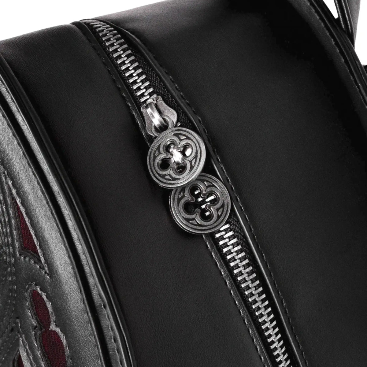 Mochila gótica rígida en forma de ventana ojival inspirado en las catedrales góticas con detalles en terciopelo burdeos y borlas decorativas modelo Rubrum Lux de Restyle vista detalle tiradores metálicos en forma de trébol
