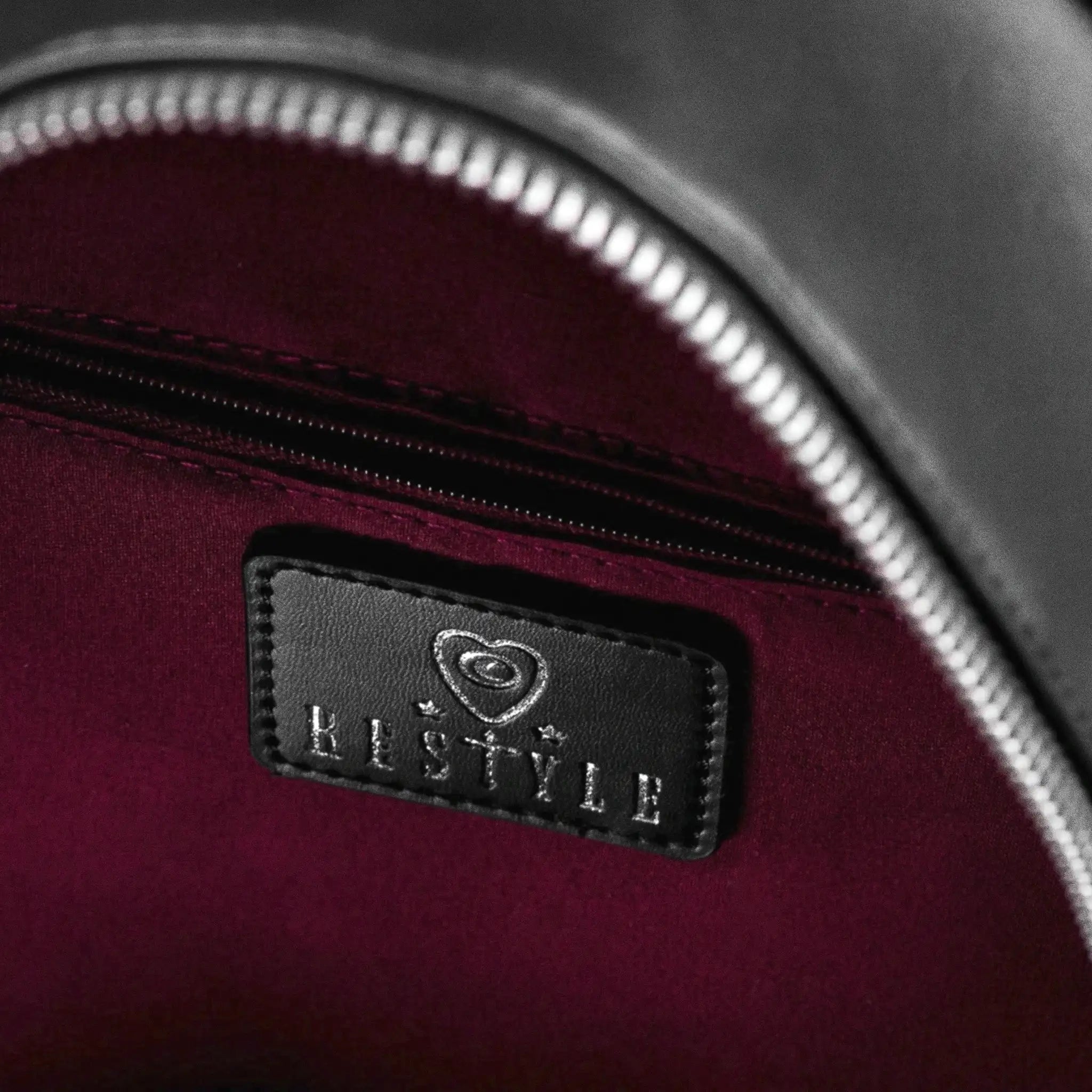 Mochila gótica rígida en forma de ventana ojival inspirado en las catedrales góticas con detalles en terciopelo burdeos y borlas decorativas modelo Rubrum Lux de Restyle vista detalle cremallera interior