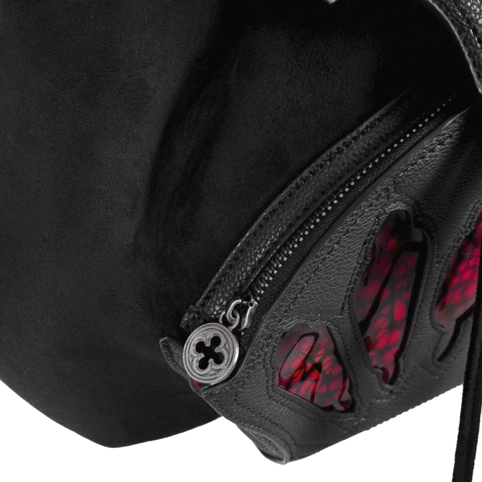 Mochila tipo saco en piel sintética y ante negros con detalles inspirados en los vitrales de las catedrales góticas en color rojo con cruces modelo Bloodveil de Restyle vista detalle cremallera