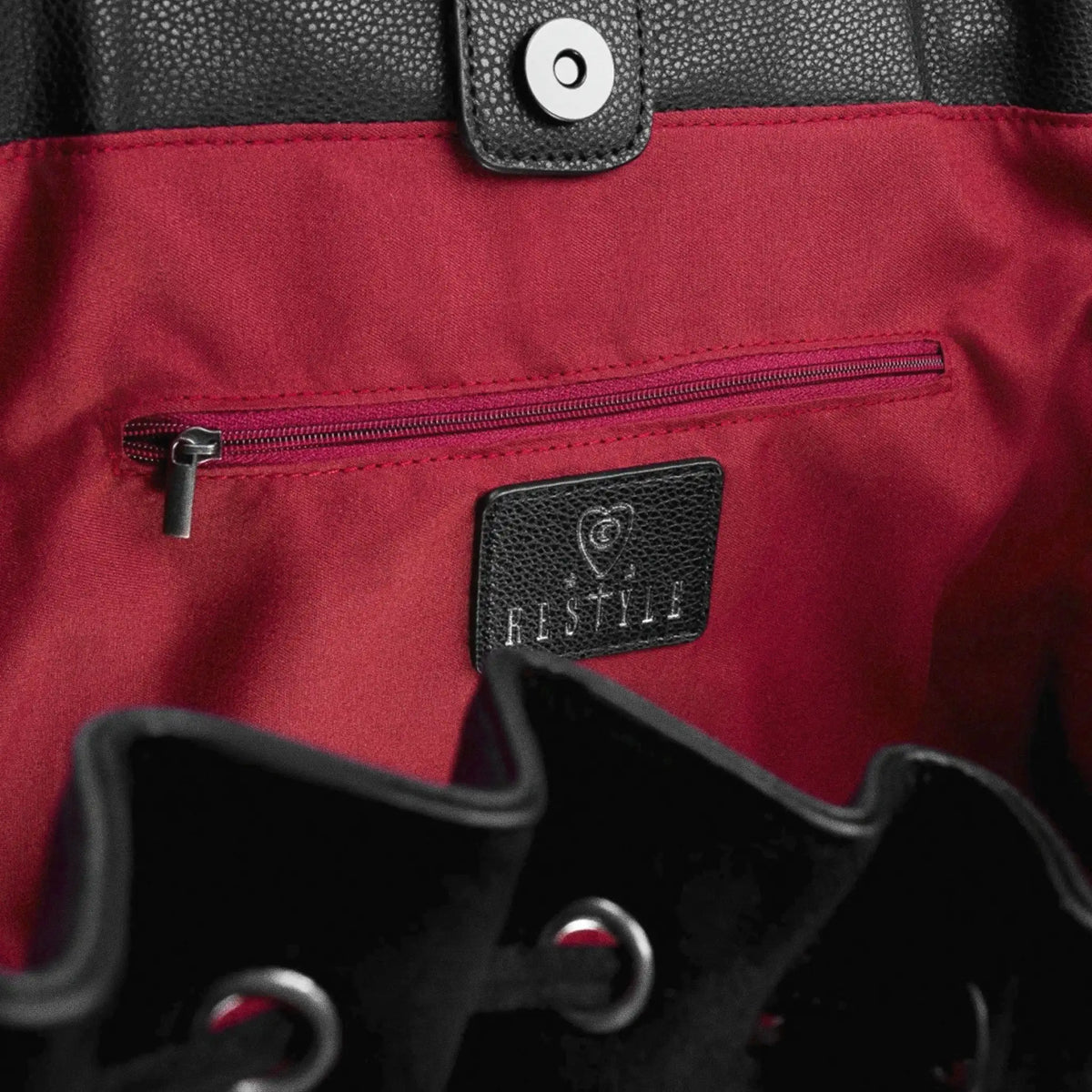 Mochila tipo saco en piel sintética y ante negros con detalles inspirados en los vitrales de las catedrales góticas en color rojo con cruces modelo Bloodveil de Restyle vista detalle cremallera interior