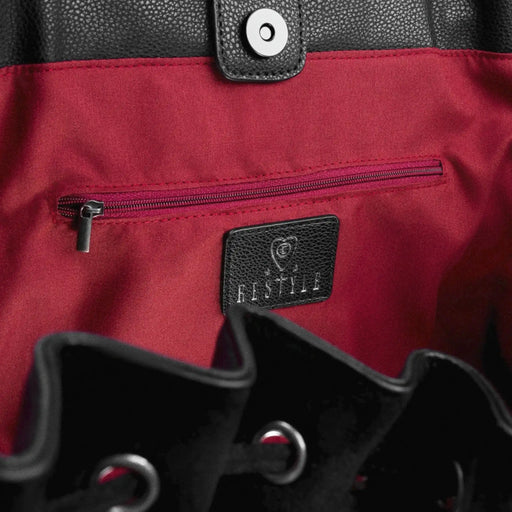 Mochila tipo saco en piel sintética y ante negros con detalles inspirados en los vitrales de las catedrales góticas en color rojo con cruces modelo Bloodveil de Restyle vista detalle cremallera interior