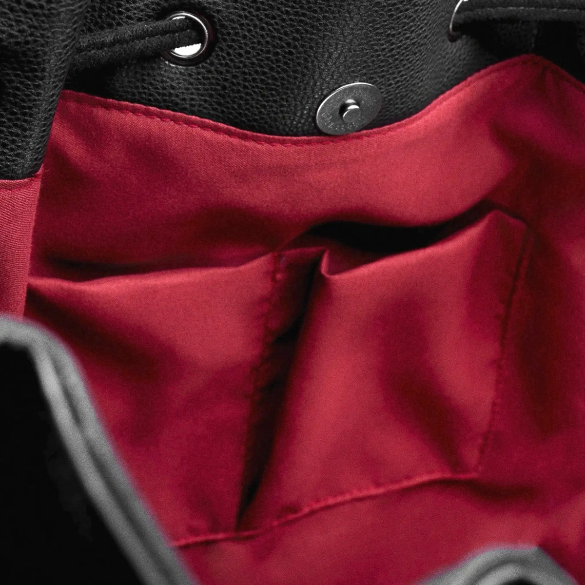 Mochila tipo saco en piel sintética y ante negros con detalles inspirados en los vitrales de las catedrales góticas en color rojo con cruces modelo Bloodveil de Restyle vista bolsillos interiores