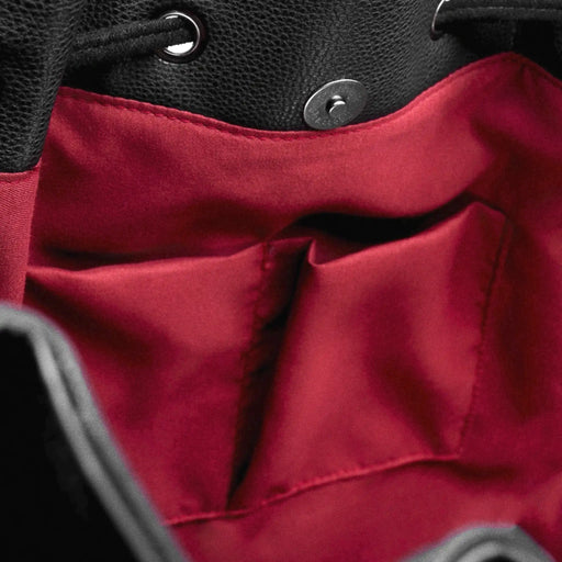 Mochila tipo saco en piel sintética y ante negros con detalles inspirados en los vitrales de las catedrales góticas en color rojo con cruces modelo Bloodveil de Restyle vista bolsillos interiores