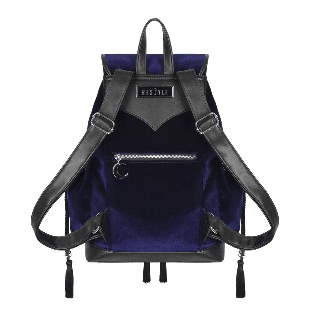 Mochila gótica estilo whimsigoth en tejido de terciopelo combinado con piel sintética con bordados en plateado de luna, flores y estrellas y borlas decorativas vista posterior