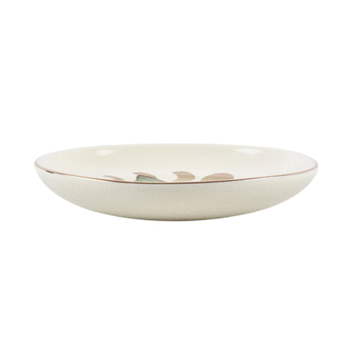 Plato joyero redondo con diseño de polilla verde y marrón y fases lunares en acabado metalizado dorado vista lateral del grosor del plato sobre fondo blanco.