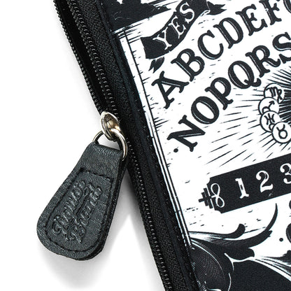 Primer plano del tirador de cremallera de cuero sintético grabado con el logo de Liquorbrand del neceser Ouija.