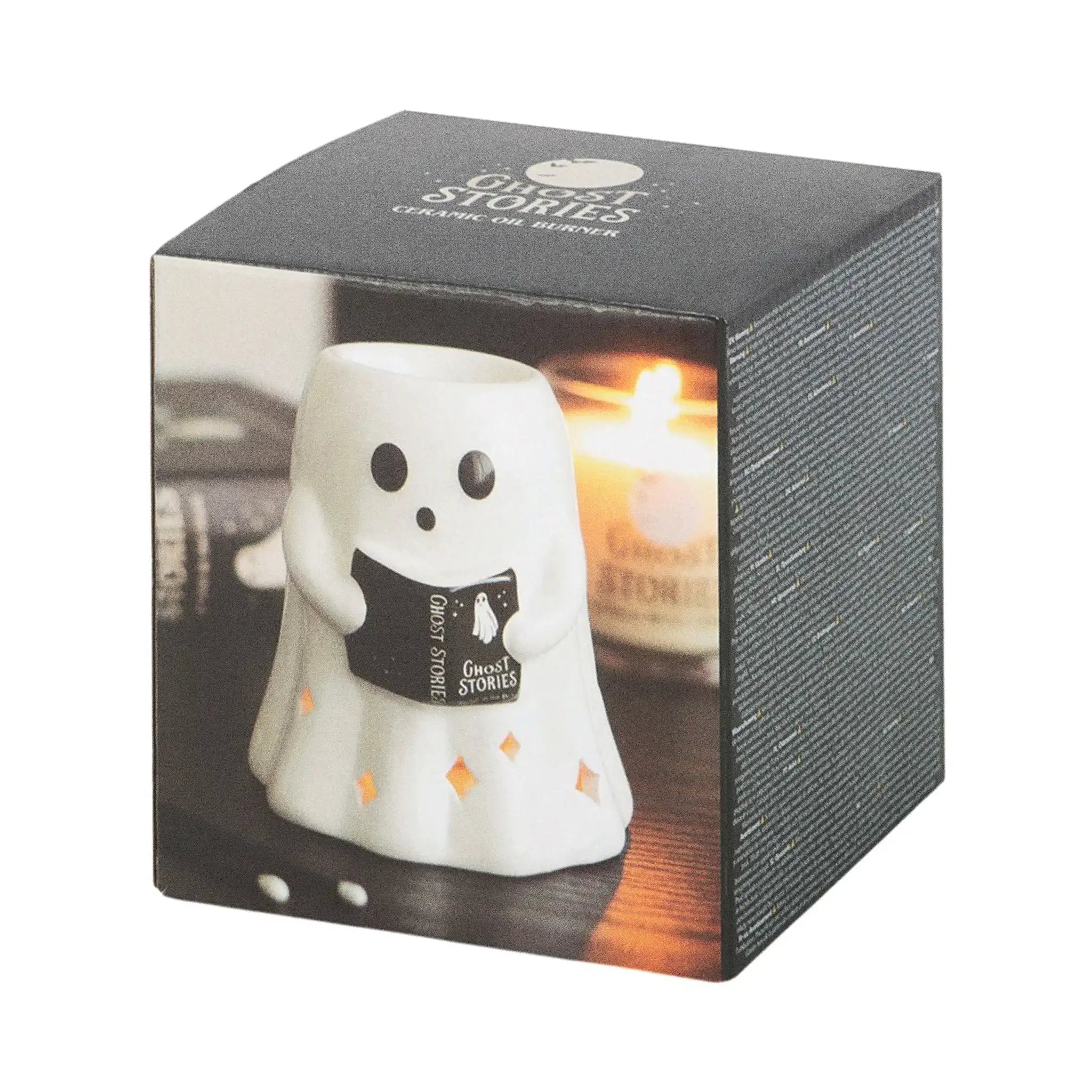Quemador de aceites esenciales en forma de fantasma leyendo un libro estilo spooky halloween vista de caja sobre fondo blanco.