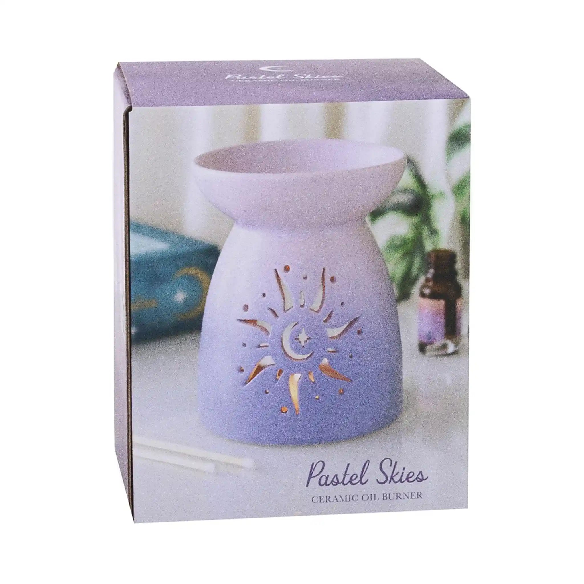 Quemador de aceite con forma clásica en color morado degradado y cut out en forma de sol estilo hippy vista en caja sobre fondo blanco.