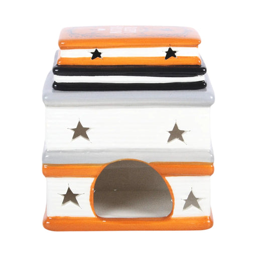 Quemador de aceite y calentador de ceras aromáticas en forma de libros apilados de estética de Halloween y Spooky en naranja, negro y gris vista posterior del hueco para la vela sobre fondo blanco.