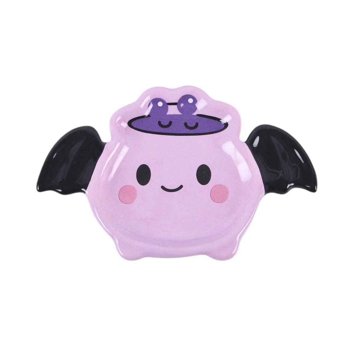 Plato joyero en forma de murciélago con alas estilo kawaii en tonos rosados con carita sonriente vista desde arriba sobre fondo blanco.