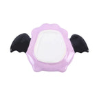 Plato joyero en forma de murciélago con alas estilo kawaii en tonos rosados con carita sonriente vista parte de abajo sobre fondo blanco.