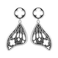 Pendientes con forma de alas de polilla y detalles inspirados en las catedrales góticas fabricados en latón y plata de ley de Restlye vista de detalle frontal