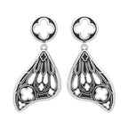 Pendientes con forma de alas de polilla y detalles inspirados en las catedrales góticas fabricados en latón y plata de ley de Restlye vista de detalle frontal