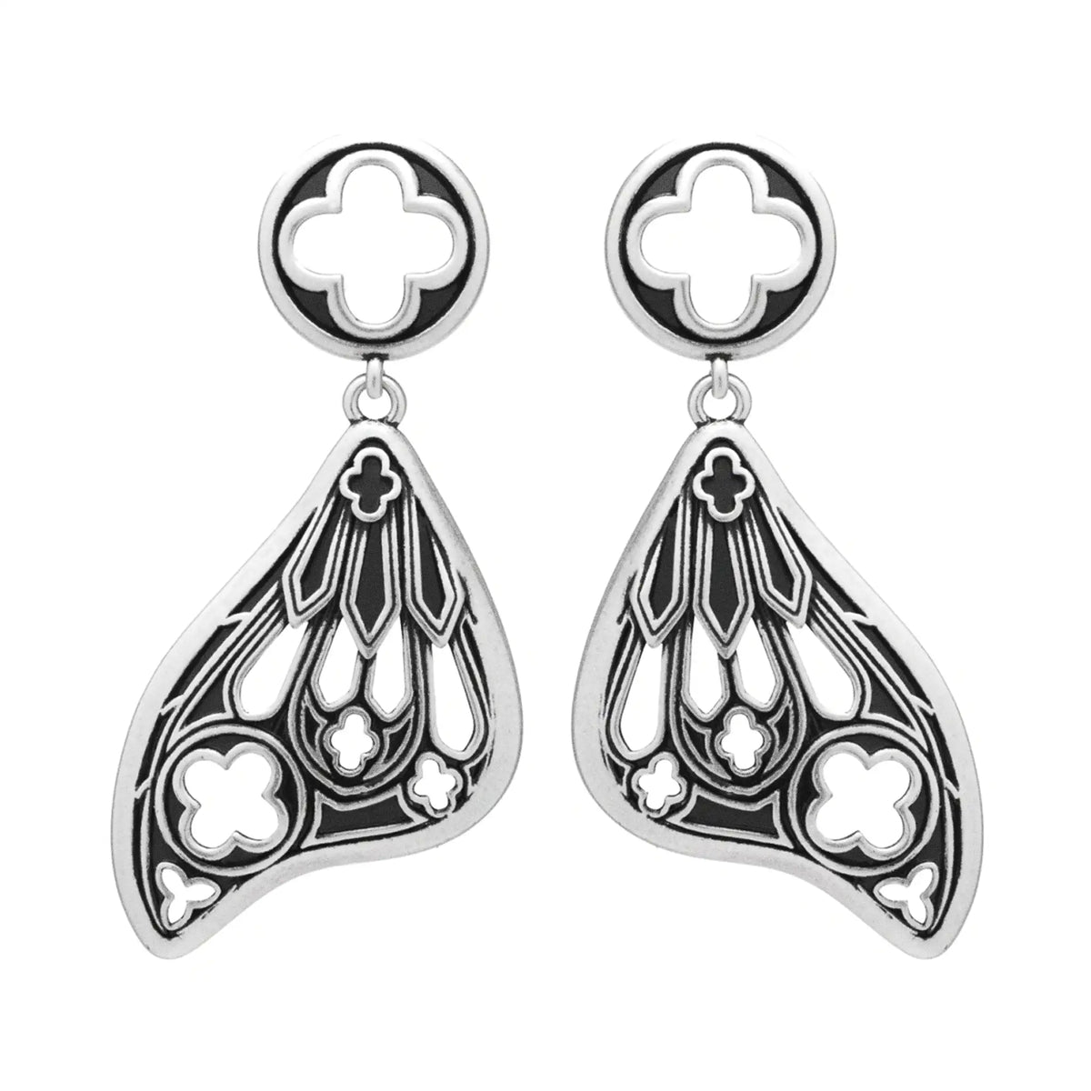 Pendientes con forma de alas de polilla y detalles inspirados en las catedrales góticas fabricados en latón y plata de ley de Restlye vista de detalle frontal