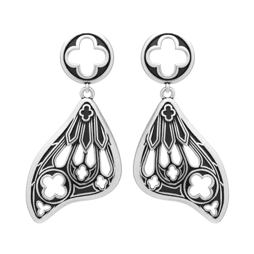 Pendientes con forma de alas de polilla y detalles inspirados en las catedrales góticas fabricados en latón y plata de ley de Restlye vista de detalle frontal