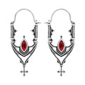Pendientes inspirados en las catedrales góticas con cruces y piedra roja central estilo whimsigoth fabricado en latón y plata de Restlye vista detalle pendientes