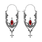 Pendientes inspirados en las catedrales góticas con cruces y piedra roja central estilo whimsigoth fabricado en latón y plata de Restlye vista detalle pendientes