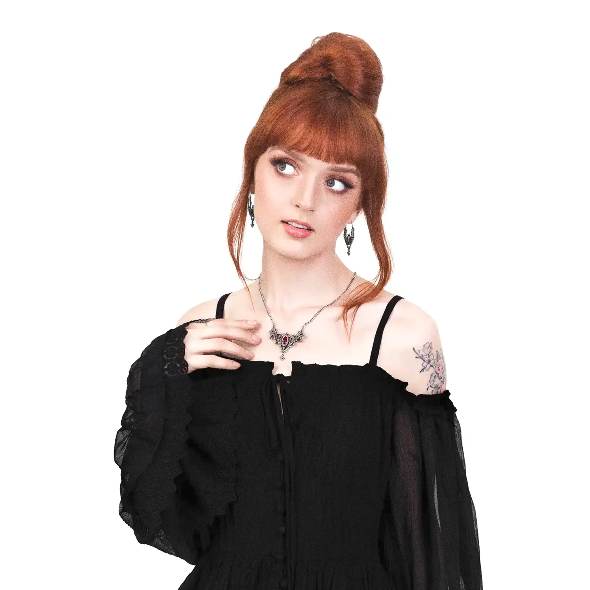 Pendientes inspirados en las catedrales góticas con cruces y piedra roja central estilo whimsigoth fabricado en latón y plata de Restlye vista en modelo con collar a juego