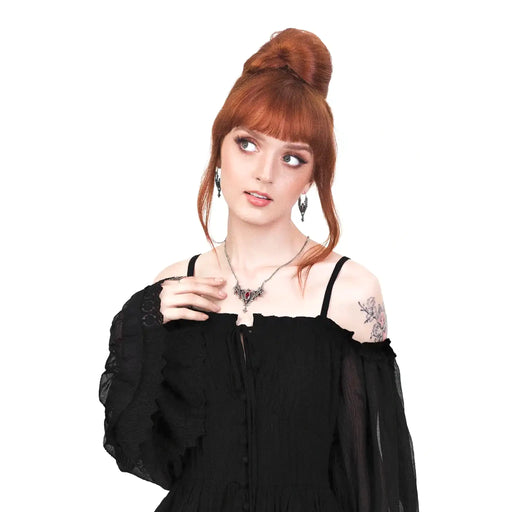 Pendientes inspirados en las catedrales góticas con cruces y piedra roja central estilo whimsigoth fabricado en latón y plata de Restlye vista en modelo con collar a juego