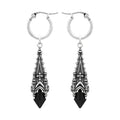 Pendientes con aro y colgante en forma de torre de catedral gótica con vidrio de cristal negro estilo witchy fabricado en latón y plata de ley de Restyle vista detalle de ambos pendientes