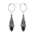 Pendientes con aro y colgante en forma de torre de catedral gótica con vidrio de cristal negro estilo witchy fabricado en latón y plata de ley de Restyle vista detalle de ambos pendientes