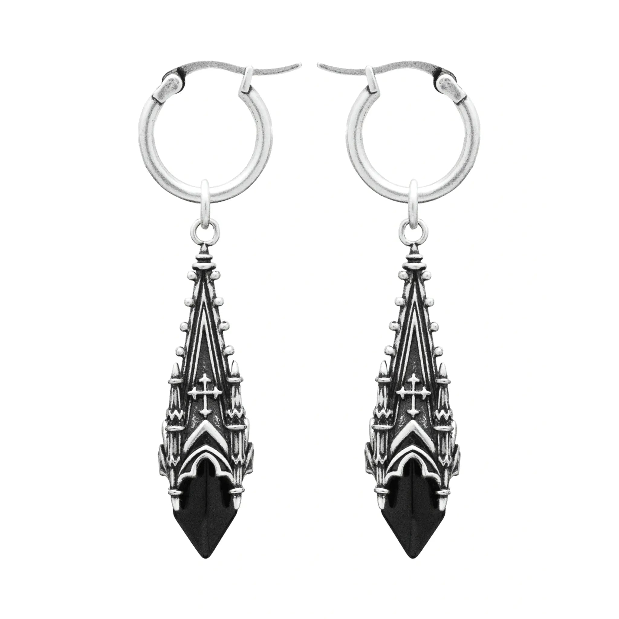Pendientes con aro y colgante en forma de torre de catedral gótica con vidrio de cristal negro estilo witchy fabricado en latón y plata de ley de Restyle vista detalle de ambos pendientes