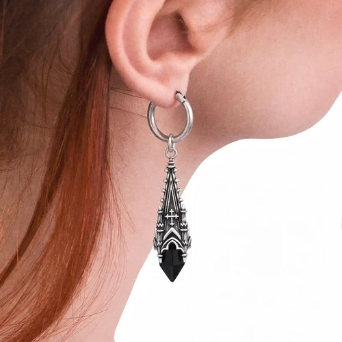 Pendientes con aro y colgante en forma de torre de catedral gótica con vidrio de cristal negro estilo witchy fabricado en latón y plata de ley de Restyle vista pendientes puestos en modelo
