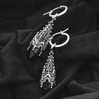 Pendientes con aro y colgante en forma de torre de catedral gótica con vidrio de cristal negro estilo witchy fabricado en latón y plata de ley de Restyle vista pendientes sobre fondo negro