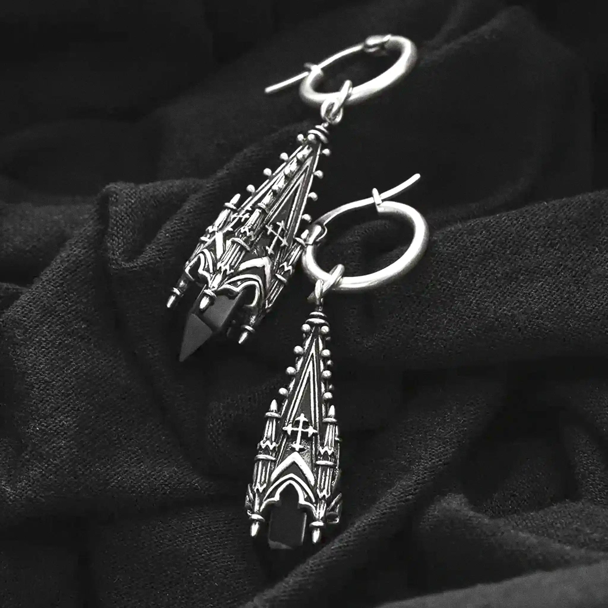 Pendientes con aro y colgante en forma de torre de catedral gótica con vidrio de cristal negro estilo witchy fabricado en latón y plata de ley de Restyle vista pendientes sobre fondo negro