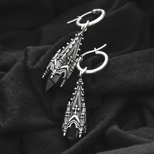 Pendientes con aro y colgante en forma de torre de catedral gótica con vidrio de cristal negro estilo witchy fabricado en latón y plata de ley de Restyle vista pendientes sobre fondo negro