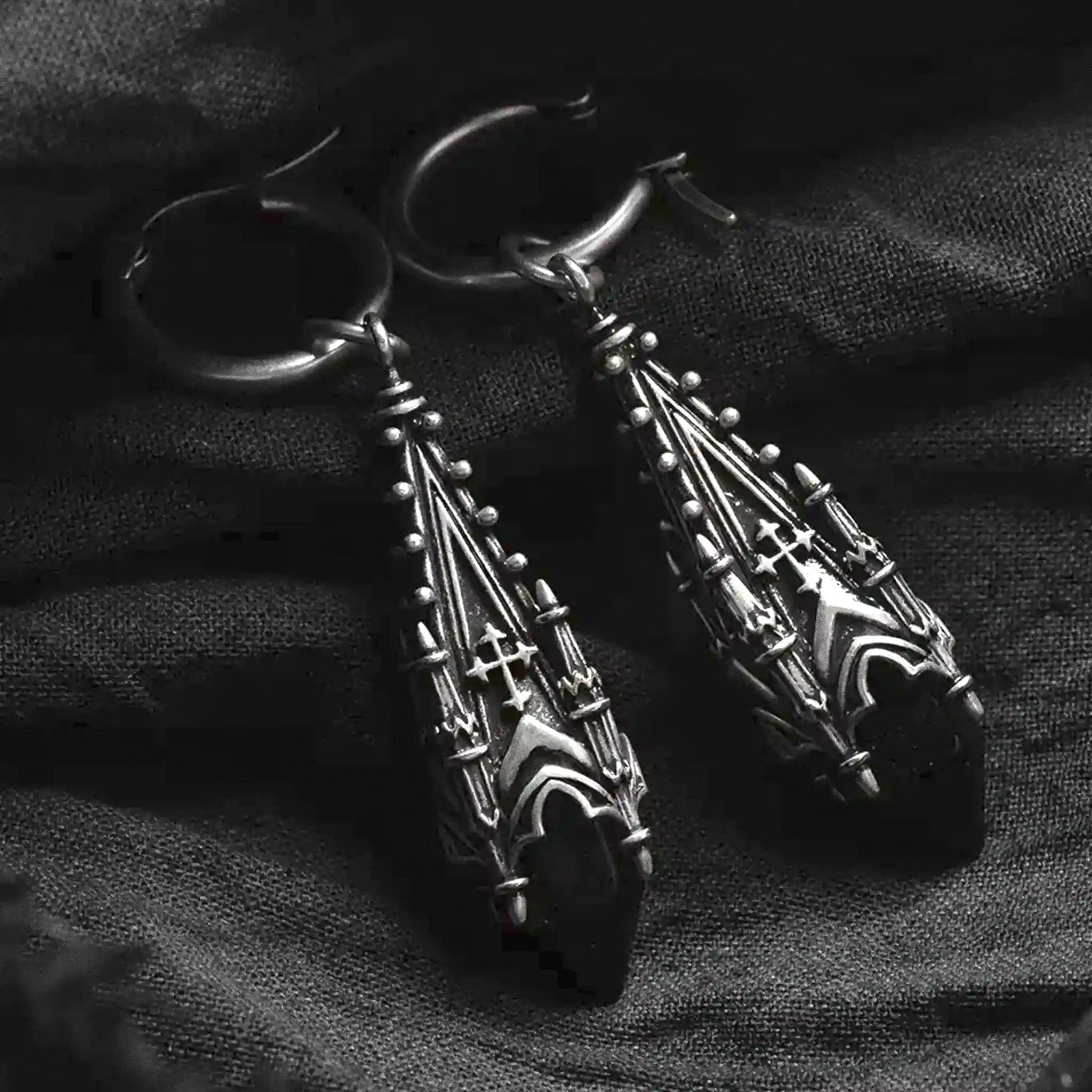 Pendientes con aro y colgante en forma de torre de catedral gótica con vidrio de cristal negro estilo witchy fabricado en latón y plata de ley de Restyle vista pendientes sobre fondo negro