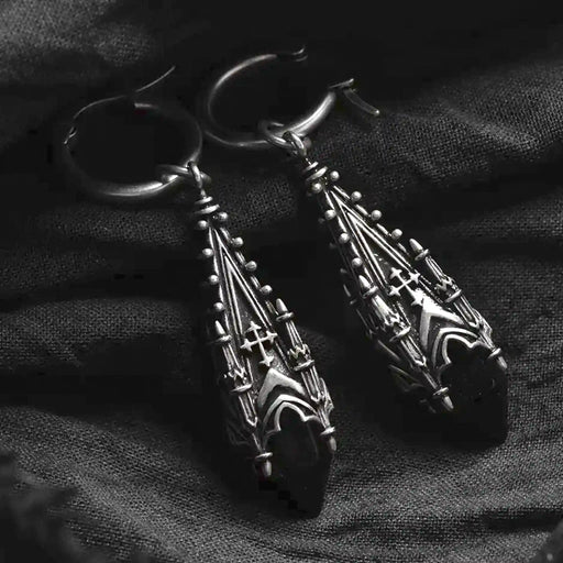 Pendientes con aro y colgante en forma de torre de catedral gótica con vidrio de cristal negro estilo witchy fabricado en latón y plata de ley de Restyle vista pendientes sobre fondo negro