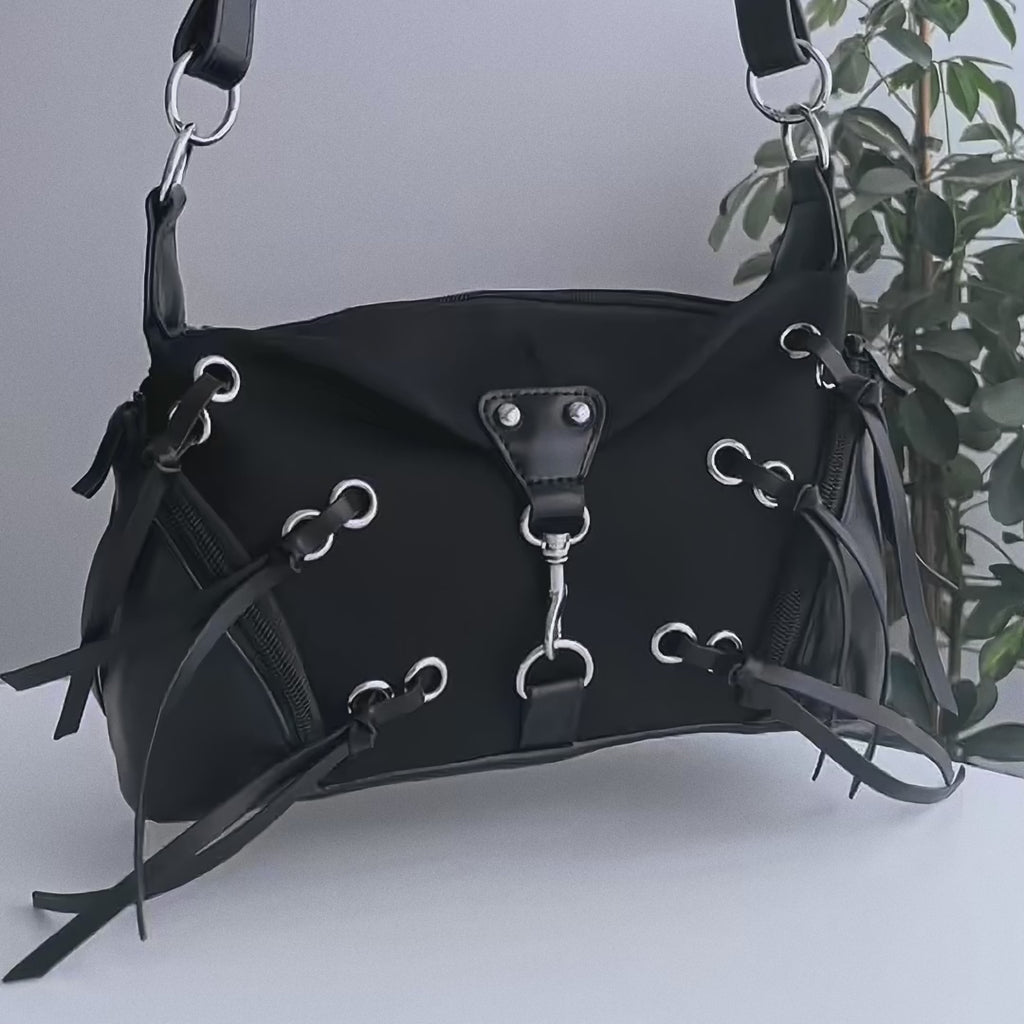 Bolso gótico de hombro en tejido de lona combinado con piel sintética,  lazos y detalles metálicos Enola Tassle de Banned Alternative