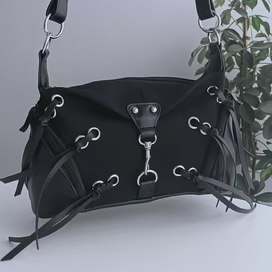 Bolso gótico de hombro en tejido de lona combinado con piel sintética,  lazos y detalles metálicos Enola Tassle de Banned Alternative