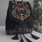 Mochila mediana bordada estilo whimsigoth con motivos relacionados con el bosque y los animales en tonos cálidos Hare Moon de Restyle