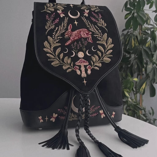 Mochila mediana bordada estilo whimsigoth con motivos relacionados con el bosque y los animales en tonos cálidos Hare Moon de Restyle