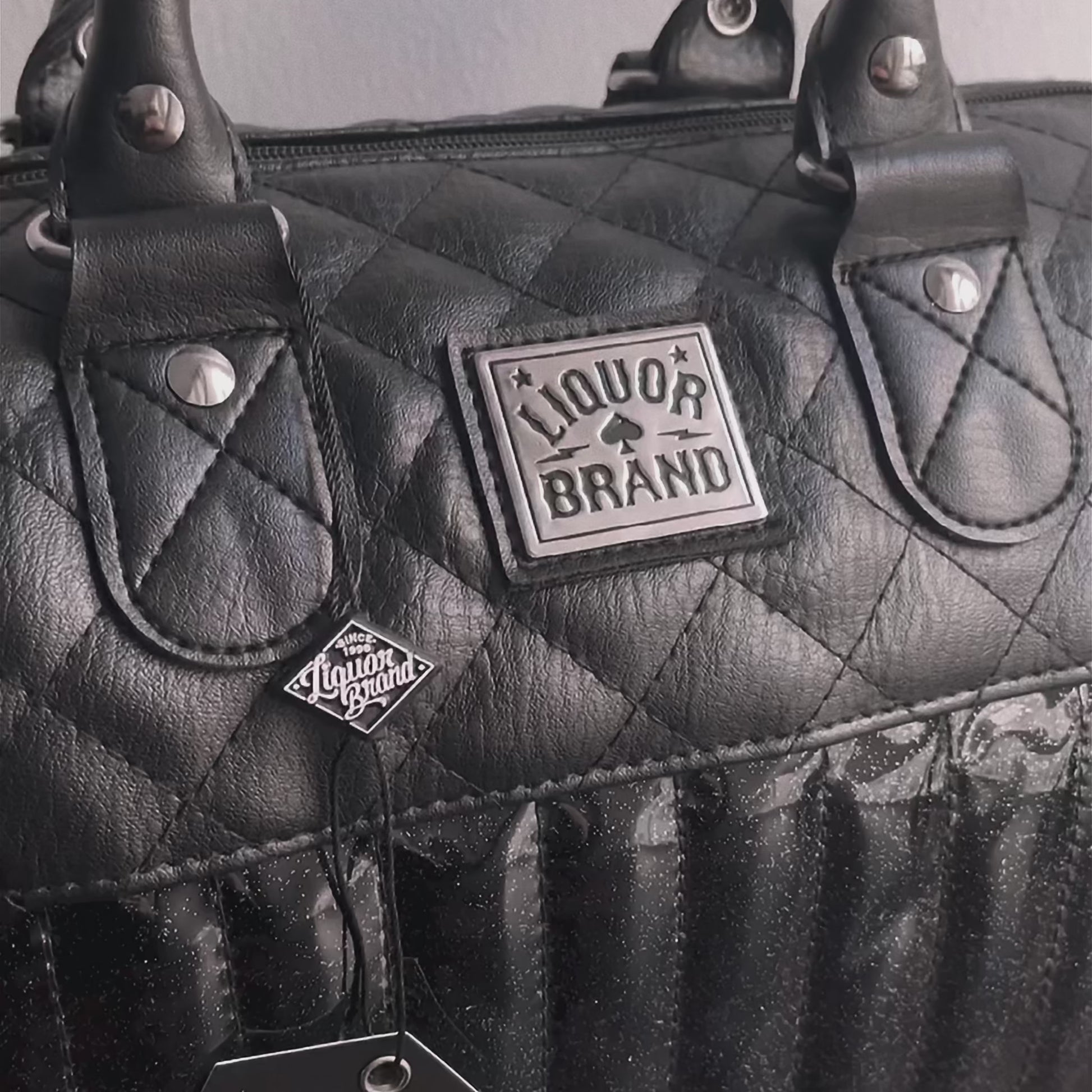 Bolso metal flake de liquorbrand video