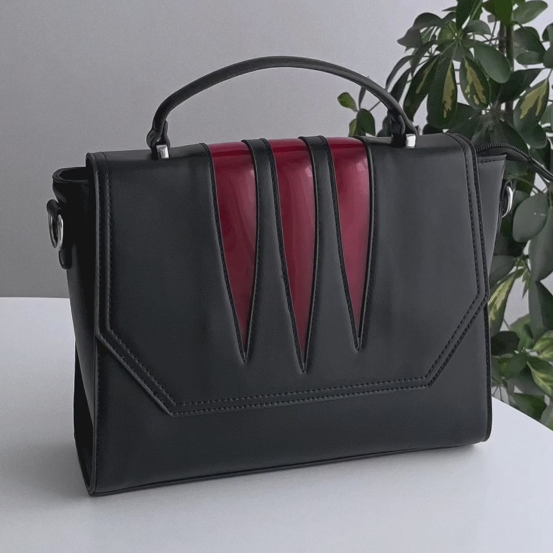 Bolso gótico de mano y bandolera estructurado en rojo y negro con diseño elegante y sencillo modelo Wolfcat de Banned Alternative