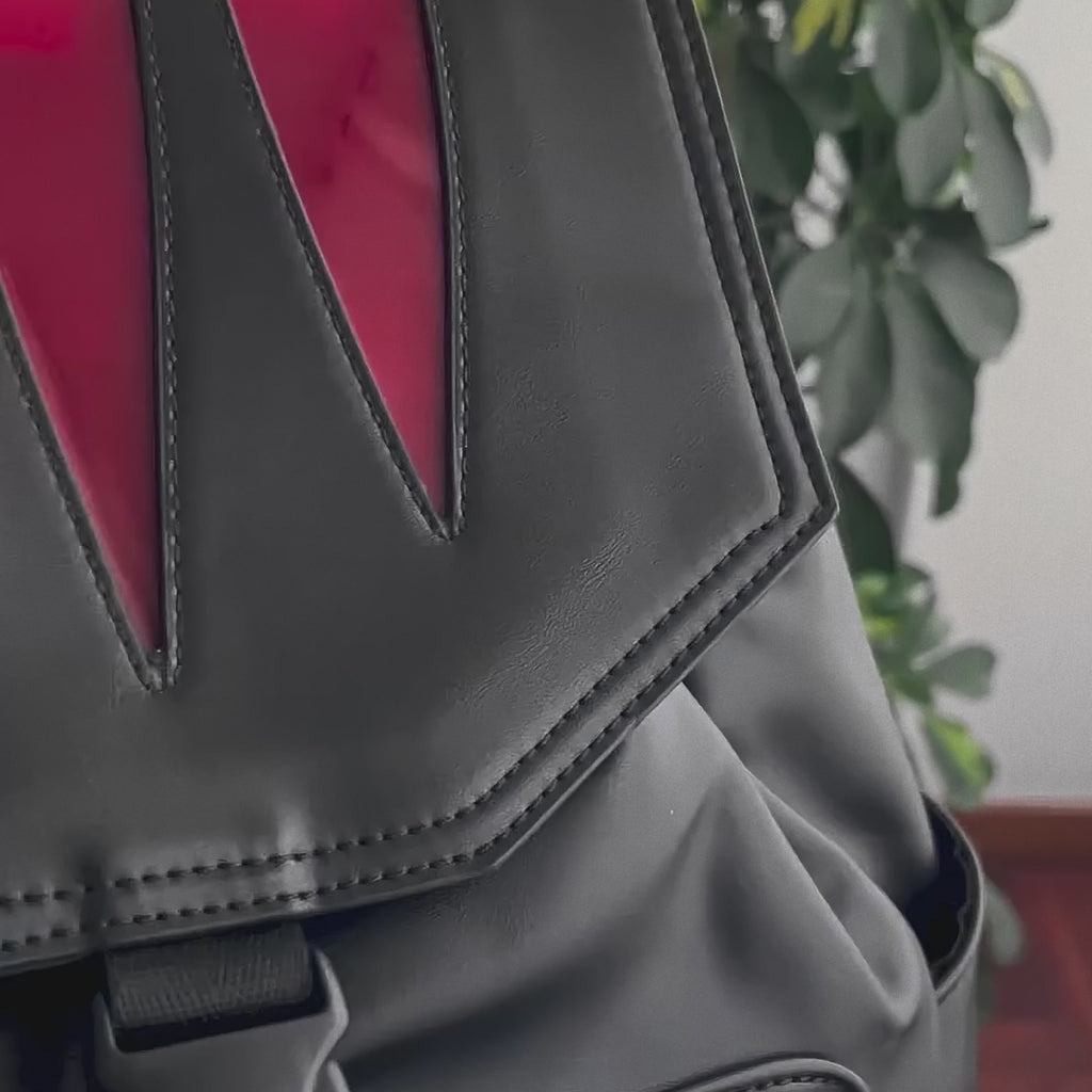 Detalle de mochila gótica en piel sintética color rojo y negro con cierre automático en la solapa y tiras ajustables modelo Wolfcat from Banned Alternative