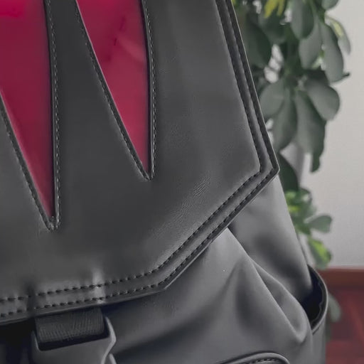 Detalle de mochila gótica en piel sintética color rojo y negro con cierre automático en la solapa y tiras ajustables modelo Wolfcat from Banned Alternative