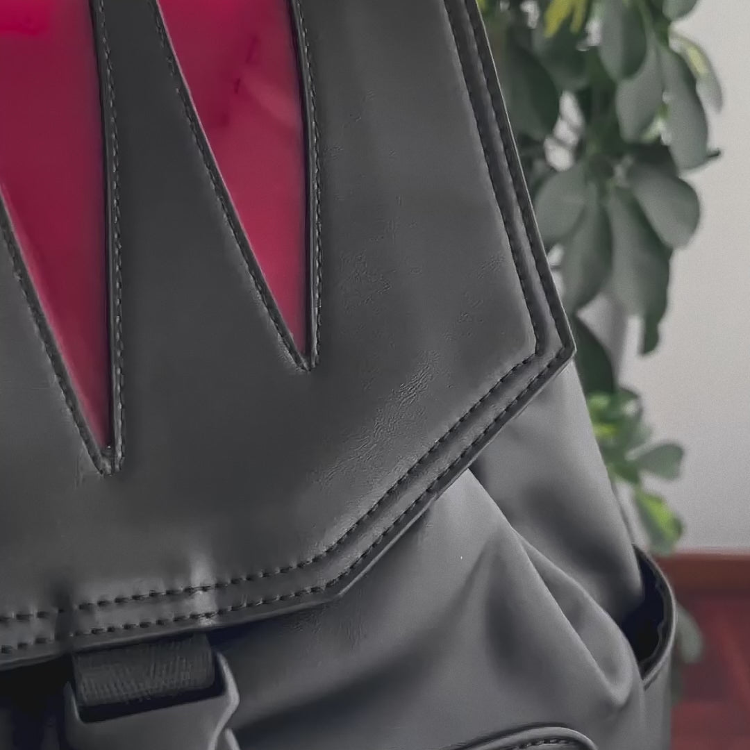 Detalle de mochila gótica en piel sintética color rojo y negro con cierre automático en la solapa y tiras ajustables modelo Wolfcat from Banned Alternative