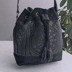 Bolso gótico bucket con detalle de bordado inspirado en las iglesias con cierre de flecos Sanctum Bucket de Restyle