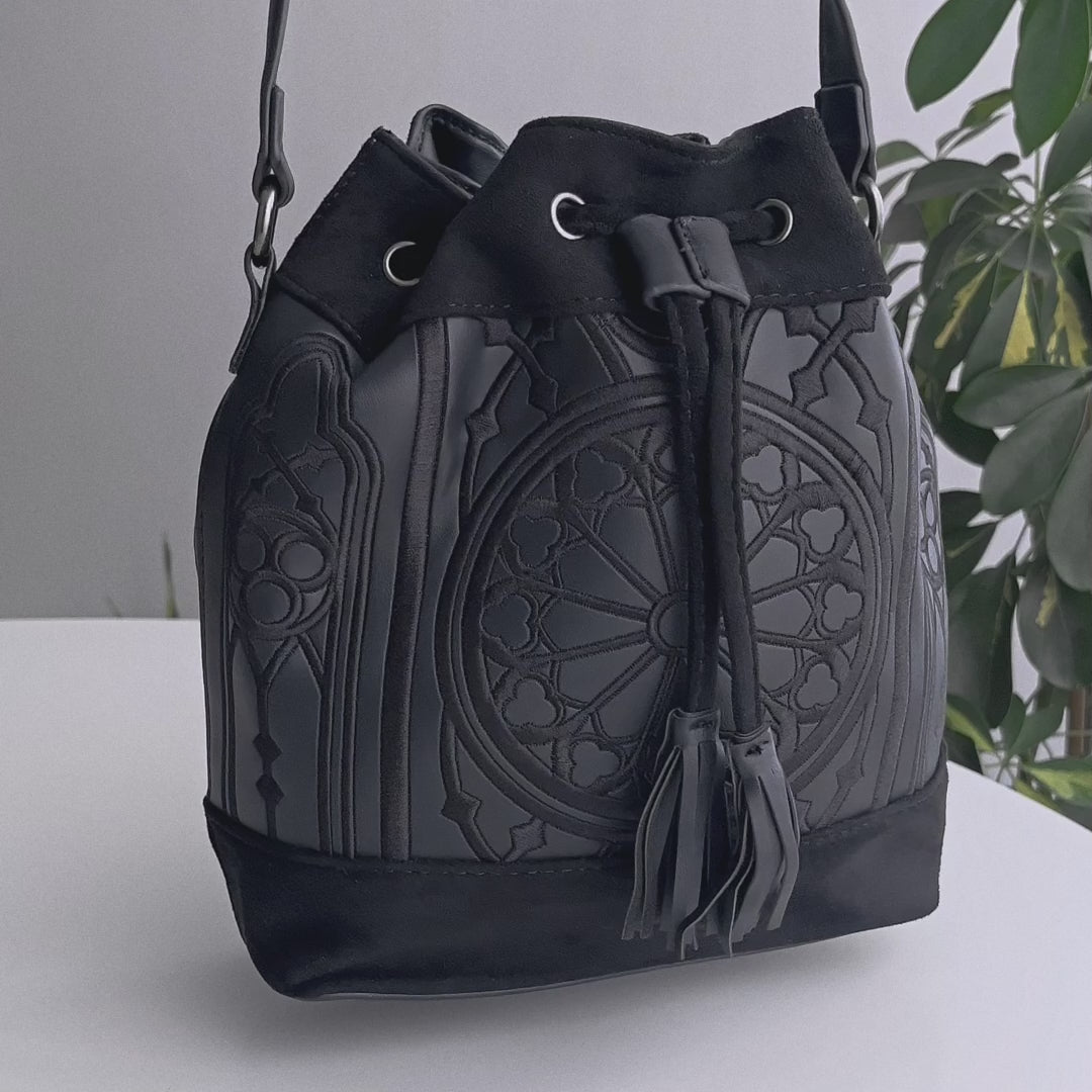 Bolso gótico bucket con detalle de bordado inspirado en las iglesias con cierre de flecos Sanctum Bucket de Restyle
