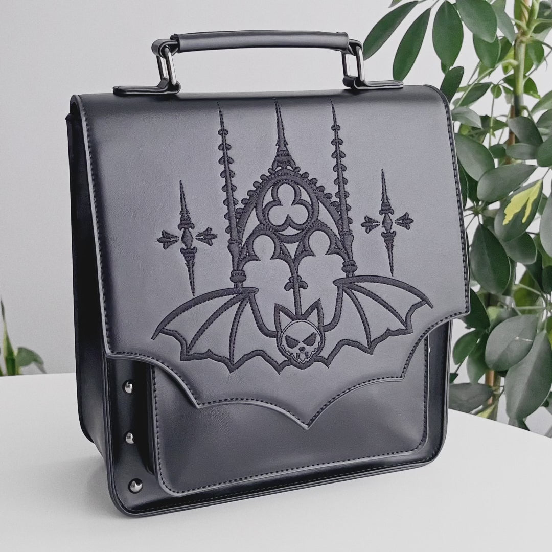 Mochila gótica con diseño estructurado bordado convertible en bolso modelo Gothic Bat de Banned Alternative