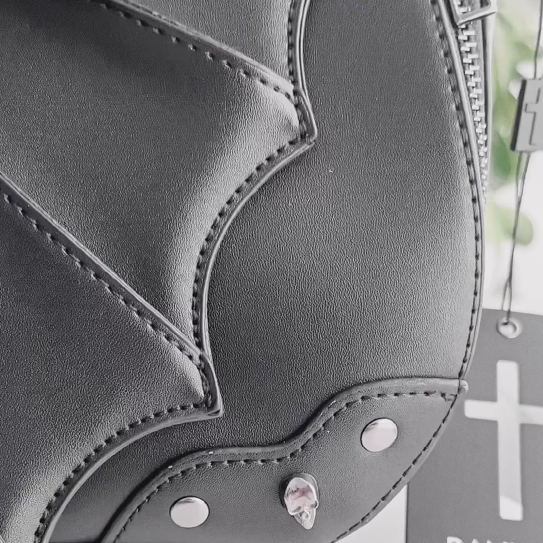 Video en detalle de bolso Gwendolyn con solapa en forma de murciélago y tachuelas con calaveras de Banned Alternative